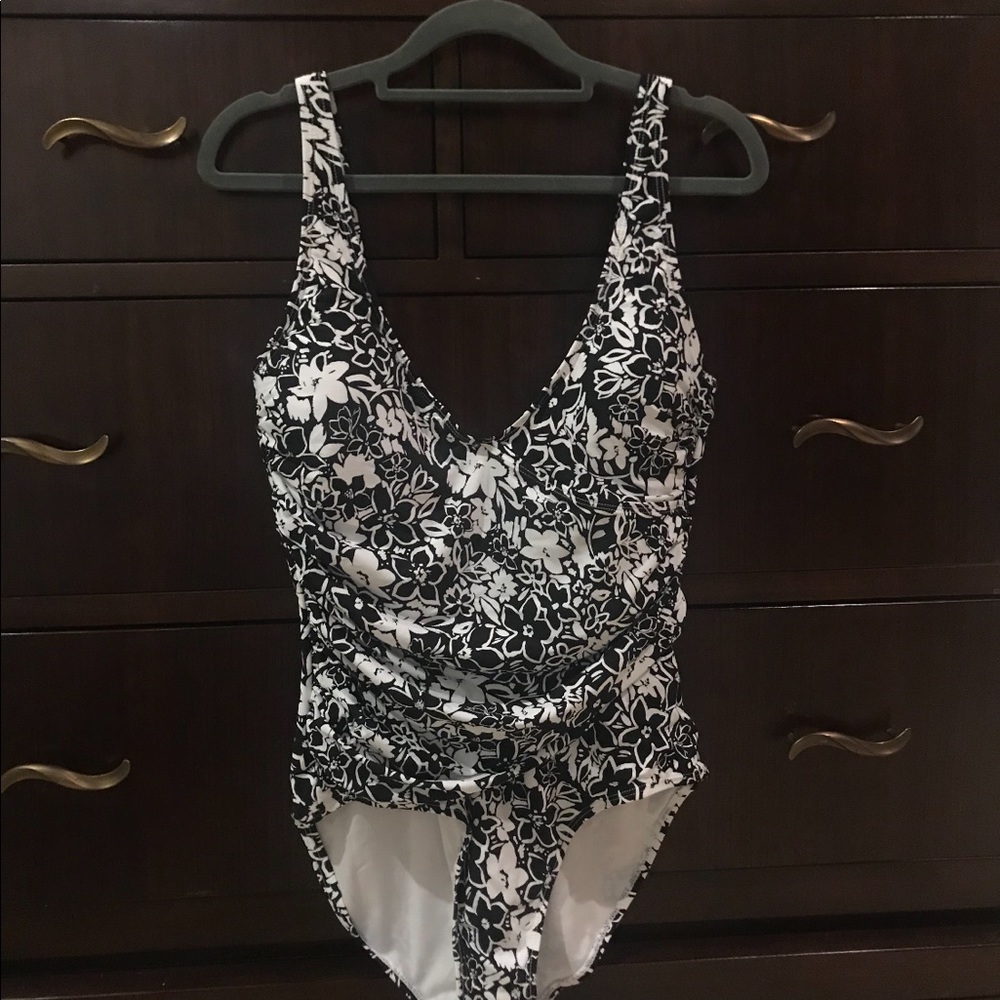Black and white floral 1 piece size 12